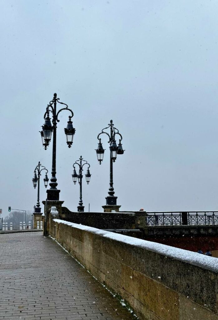 pont de pierre Bordeaux during winter